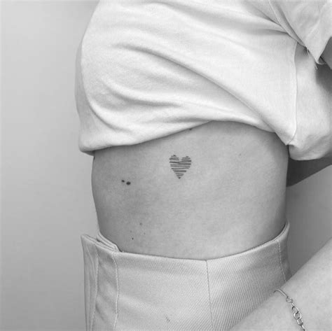 tatuajes entre pecho mujer|Tatuajes de mujer en el pecho